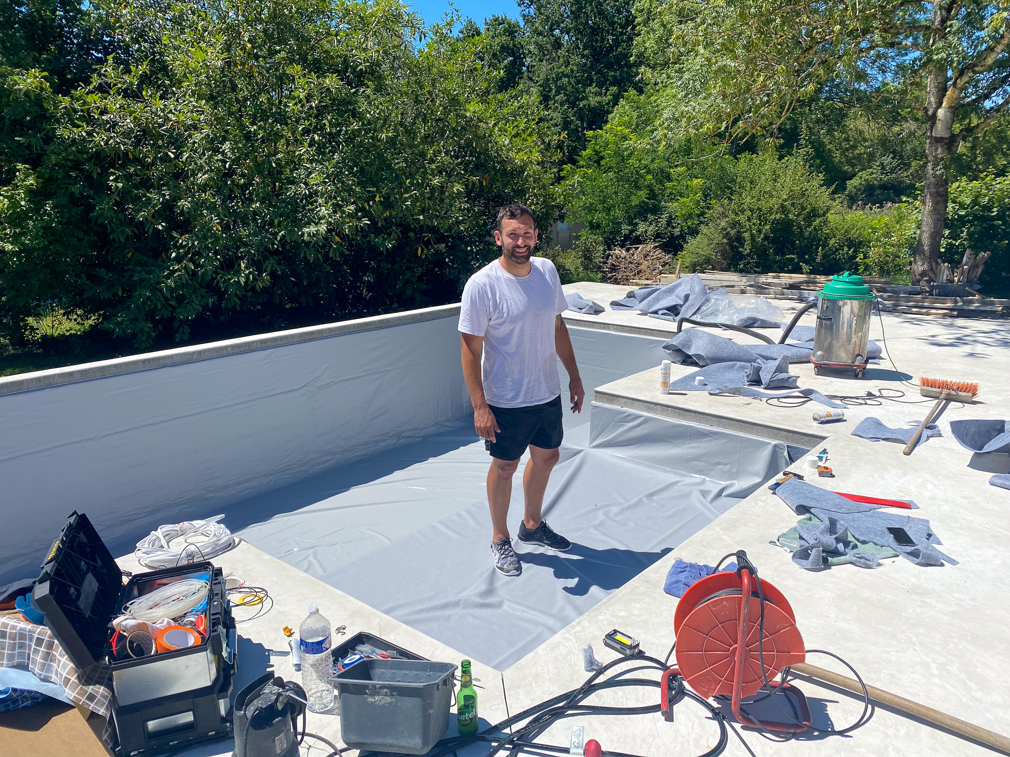 Piscine avec volet roulant ouvert