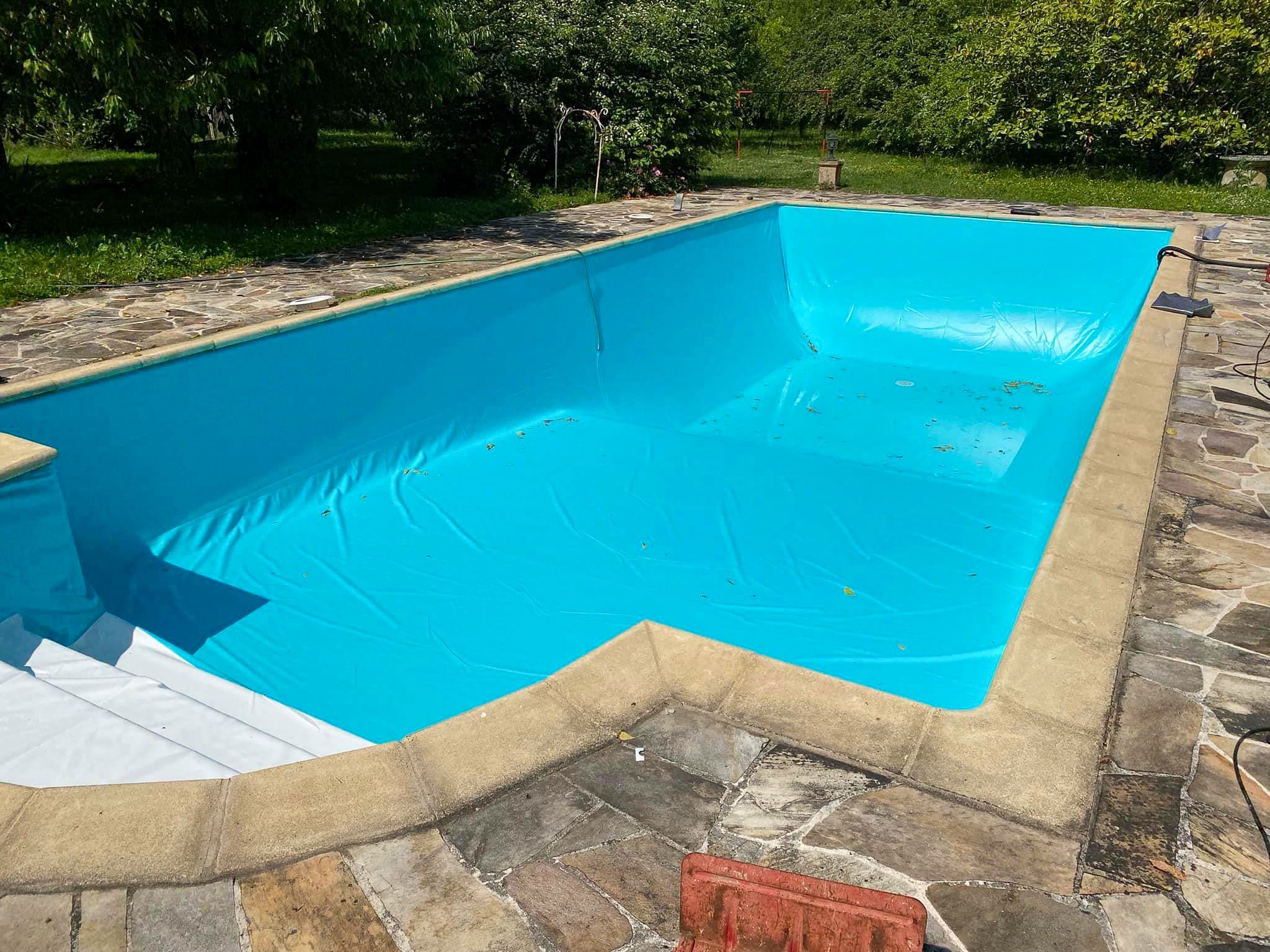 Piscine rénovée vue d'ensemble