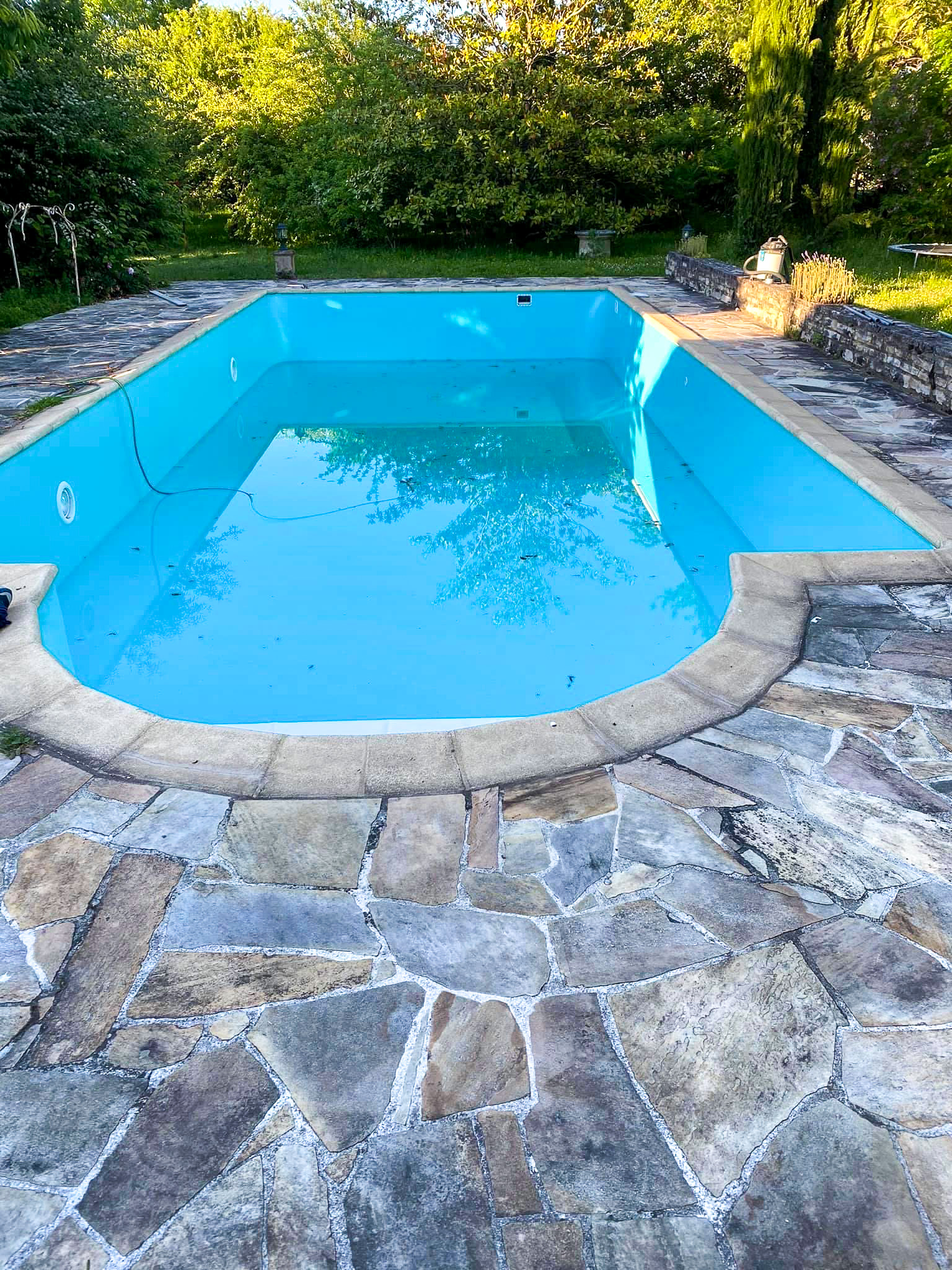 Bassin avec margelles
