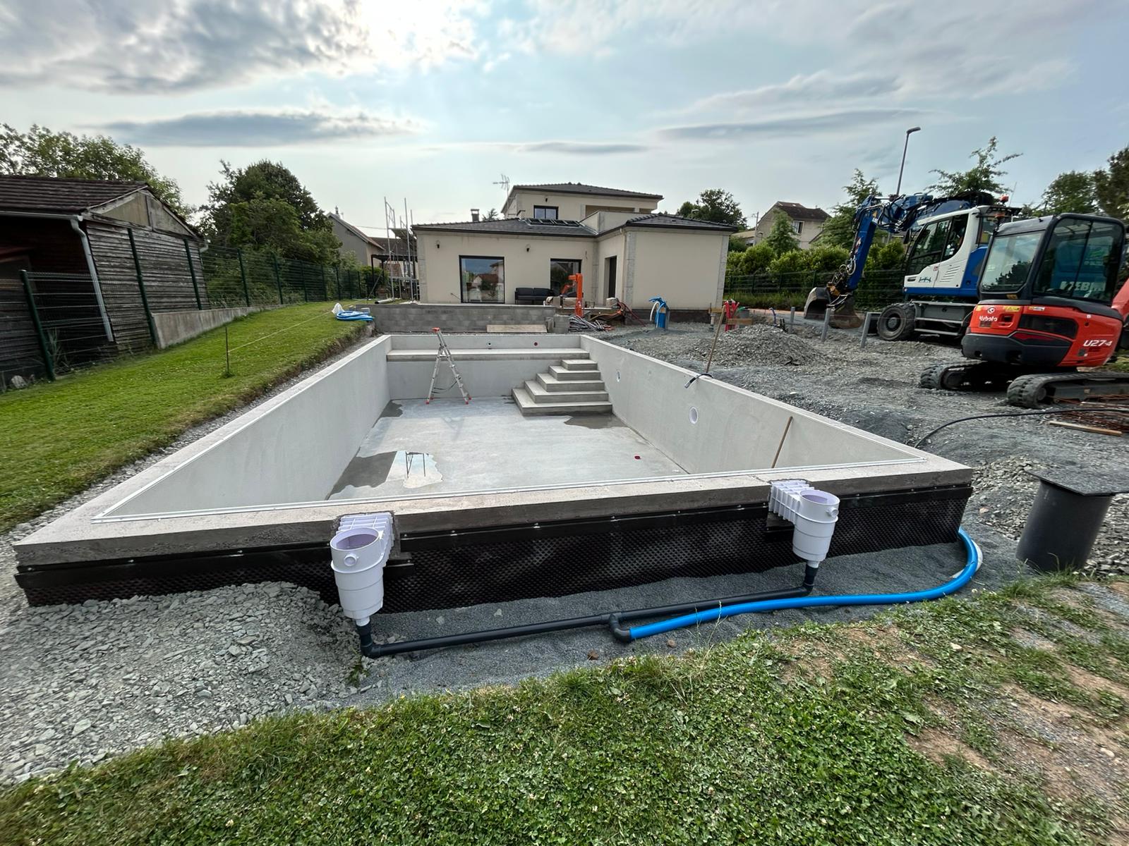 Bassin béton nu avec skimmers intégrés avant pose du liner