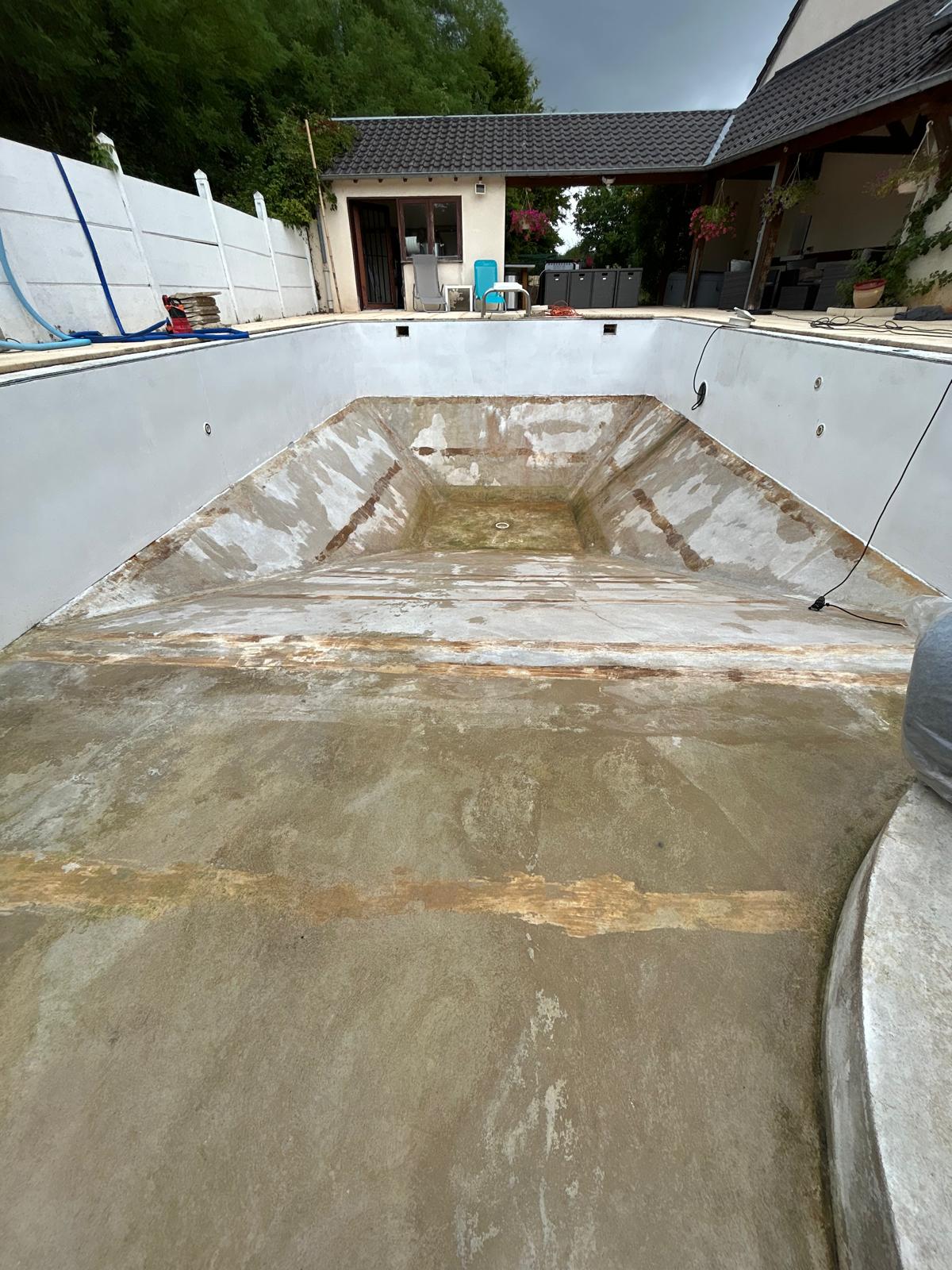 Bassin vide, parois abîmées, avant rénovation