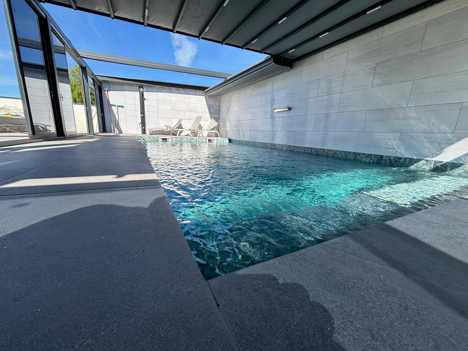 Vue intérieure d'un abri piscine