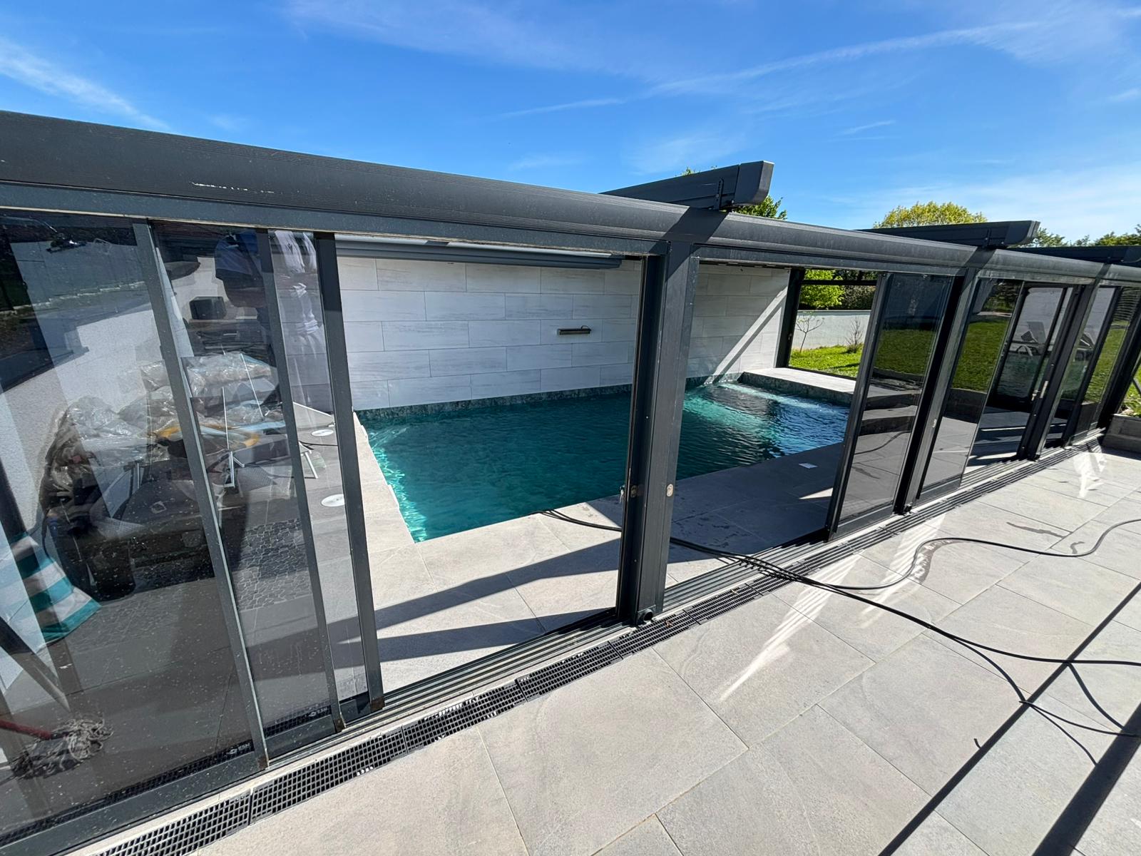 Piscine sous abri télescopique vitré
