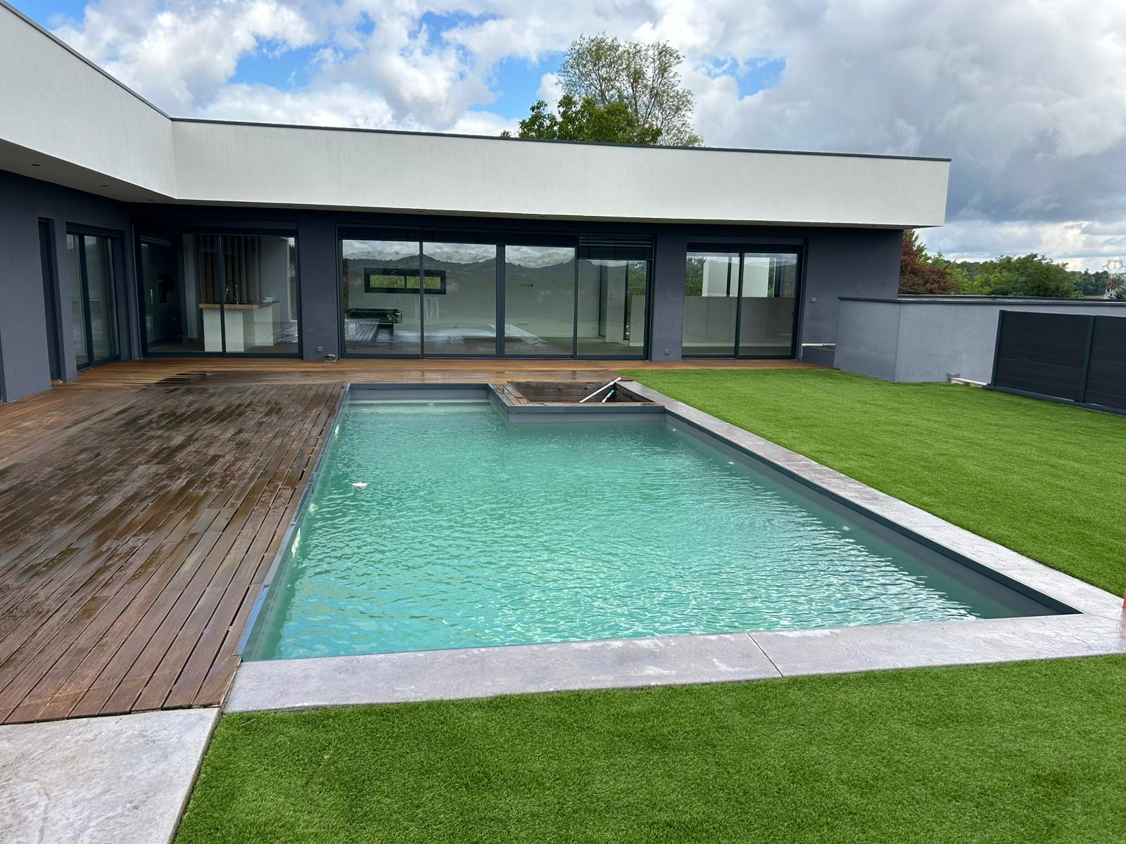 Piscine avec deck bois et gazon synthétique