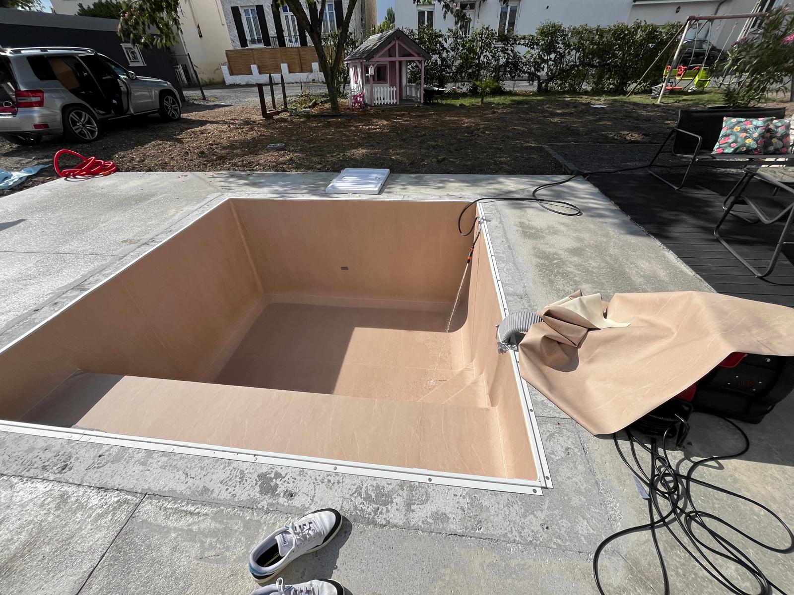 Petit bassin familial, liner sable, avant mise en eau