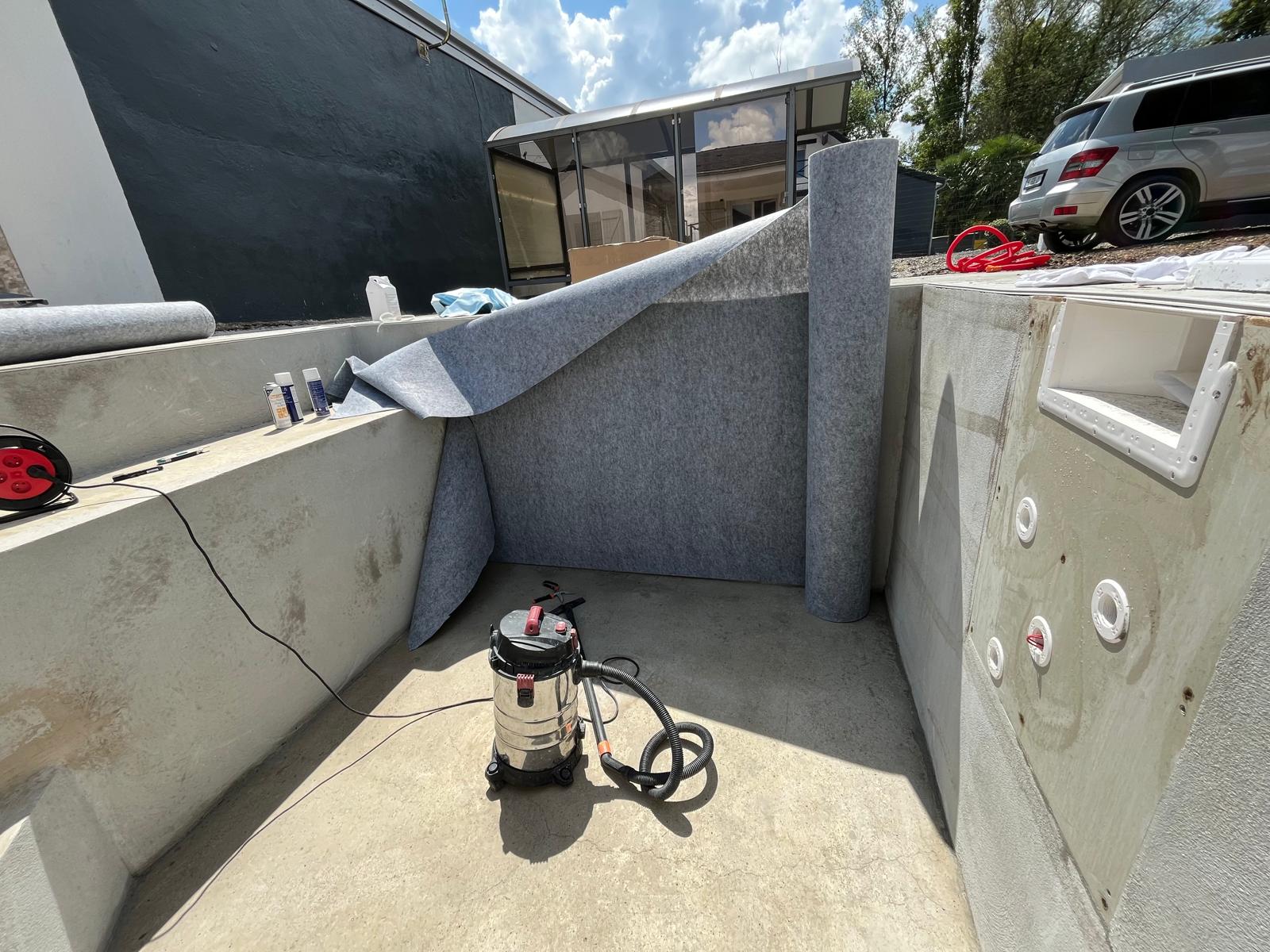 Détail de pose de feutre, aspirateur inox dans le bassin